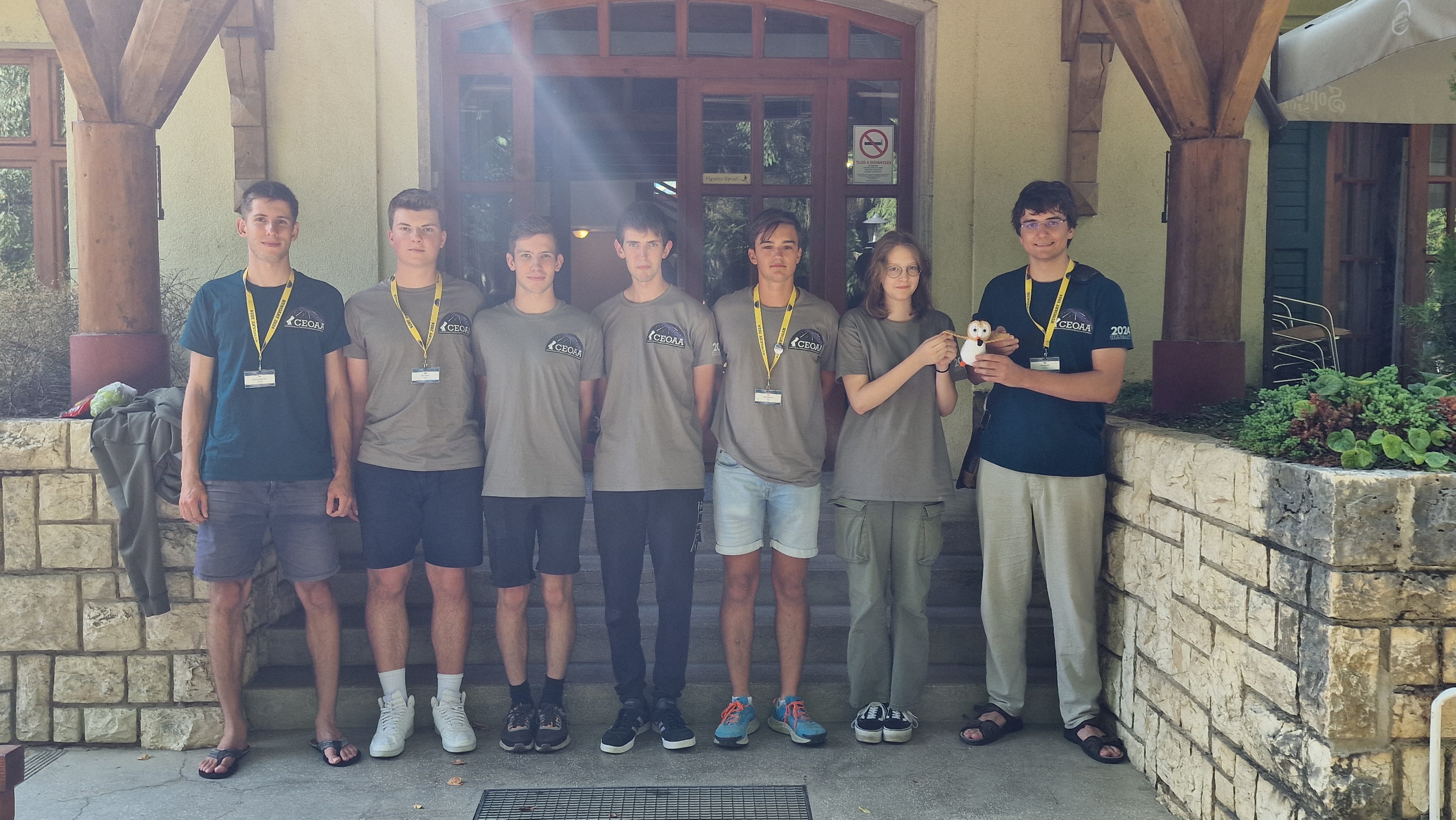 Na naslovni sliki (od leve proti desni): Simon Bukovšek (vodja ekipe), Žan Arsov (tretje mesto in zlata medalja), Aleš Rus (srebrna medalja), Peter Andolšek (prvo mesto in zlata medalja), Žiga Vučajnk (srebrna medalja), Patricija Király (bronasta medalja) ter Vid Kavčič (vodja ekipe).