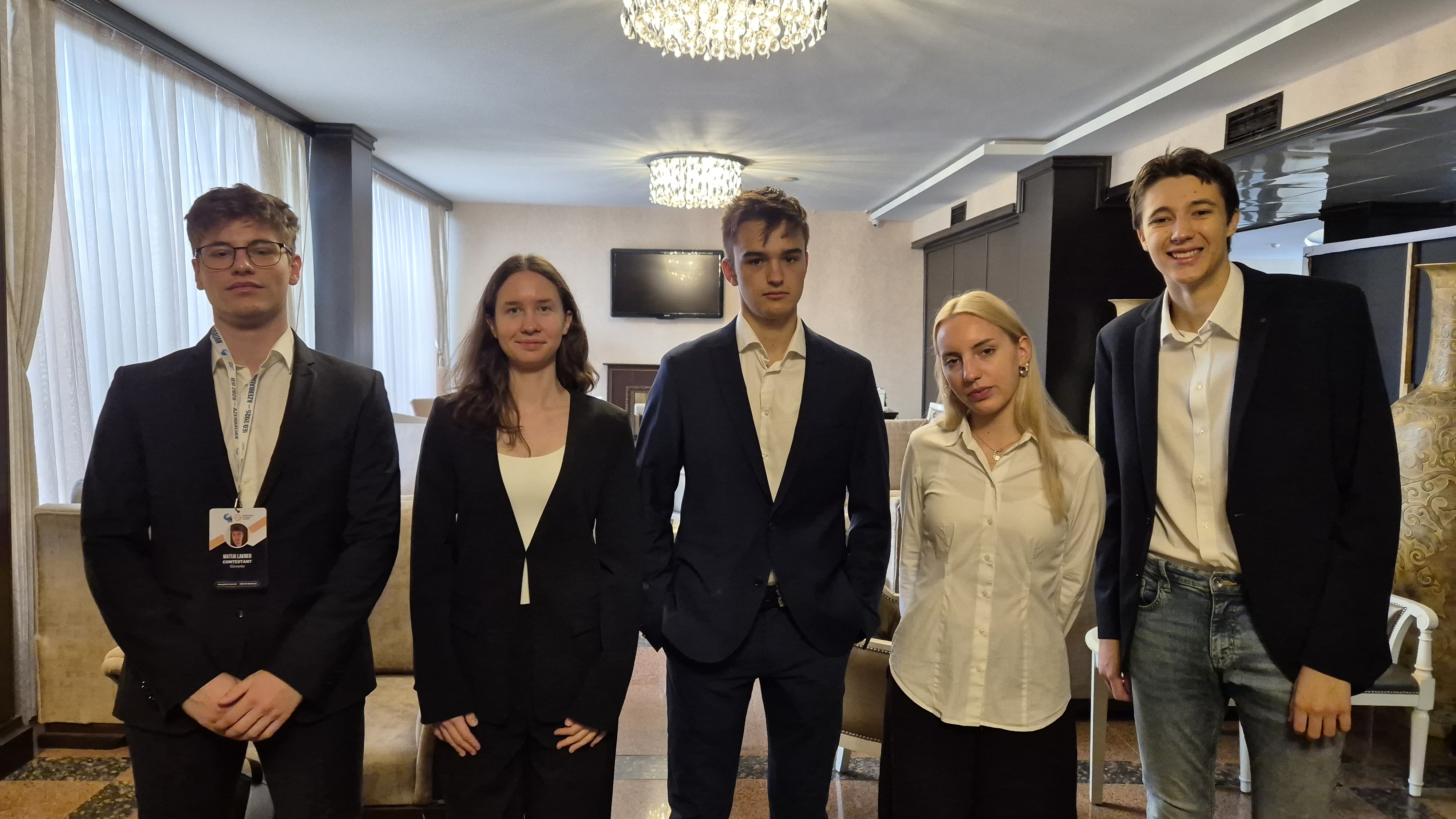 Slovenska ekipa na dan predstavitev rešitev poslovnega primera